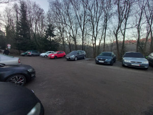 Parkování v Jihlavě XXVI: Kousek od náměstí je trochu utajené parkoviště zdarma