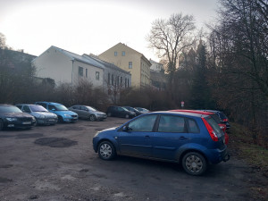 Parkování v Jihlavě XXVI: Kousek od náměstí je trochu utajené parkoviště zdarma