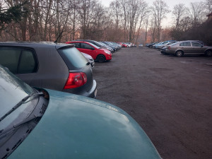 Parkování v Jihlavě XXVI: Kousek od náměstí je trochu utajené parkoviště zdarma