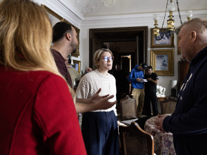 FOTO: Zámek v Lukách nad Jihlavou obsadili filmaři. Natáčí tam komedii