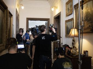 FOTO: Zámek v Lukách nad Jihlavou obsadili filmaři. Natáčí tam komedii