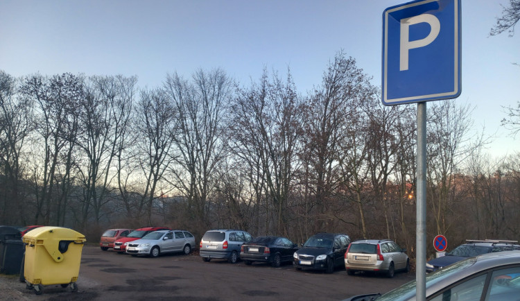 Parkování v Jihlavě XXVI: Kousek od náměstí je trochu utajené parkoviště zdarma