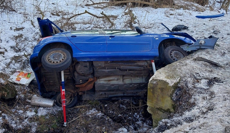 Senior u Velkého Meziříčí převrátil auto na bok. Zřejmě usnul za volantem. Foto: Se svolením Policie ČR