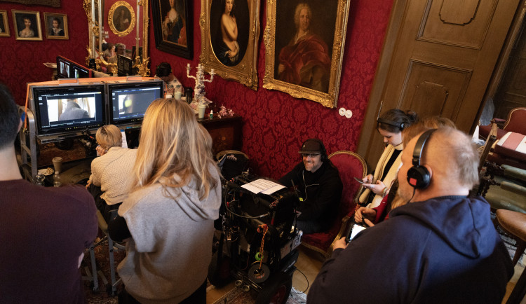 FOTO: Zámek v Lukách nad Jihlavou obsadili filmaři. Natáčí tam komedii. Foto: Dominik Mrkvička