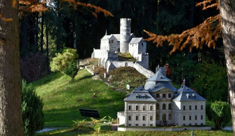 Hrad Loket a park Boheminium lákají stále více turistů, návštěvnost loni stoupla