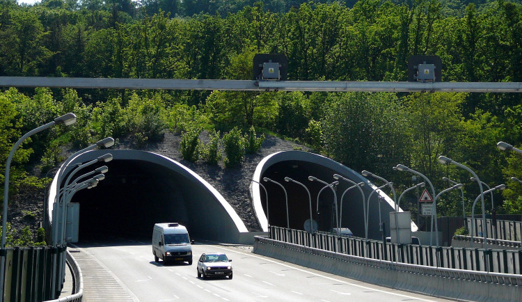 Jihomoravští silničáři opraví Pisárecké tunely nebo most v Mikulově