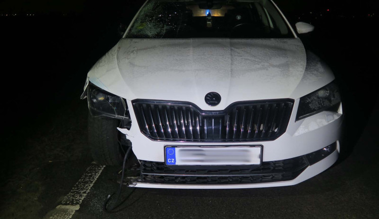 Chodec po střetu s autem na Brněnsku zemřel, policie pátrá po totožnosti oběti