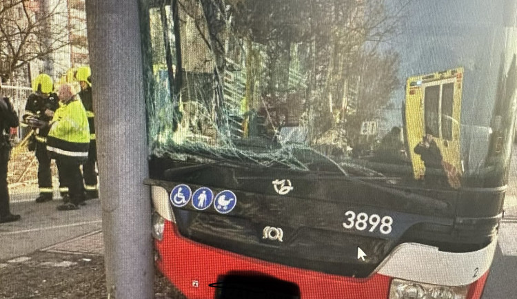 Řidič autobusu v Praze zkolaboval za volantem a boural. Zranilo se sedm lidí
