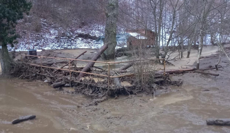 Kejda ze Znojemska už je v Rakousku, hasiči zásobují obec Hardegg pitnou vodou
