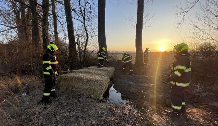 Z bioplynové stanice v Dobrušce uniklo tekuté hnojivo. Hasiči postavili hráze