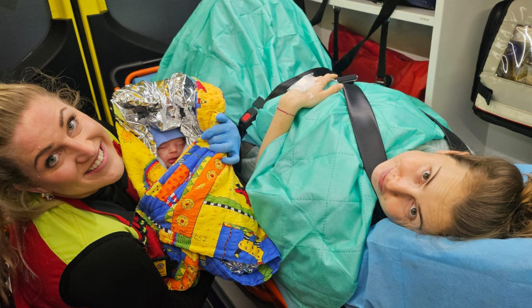 Do porodnice to už nestihli. Malý Matěj se narodil doma, na svět mu pomohli záchranáři