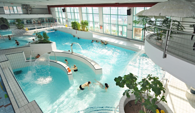 Za vysvědčení se malí školáci dostanou do hradeckého aquacentra zdarma