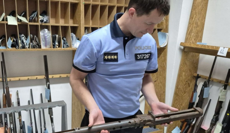 Mezi nálezy munice v našem kraji se objevují i rarity - jde například o zkorodovanou část těla německého kulometu. Foto: Policie ČR