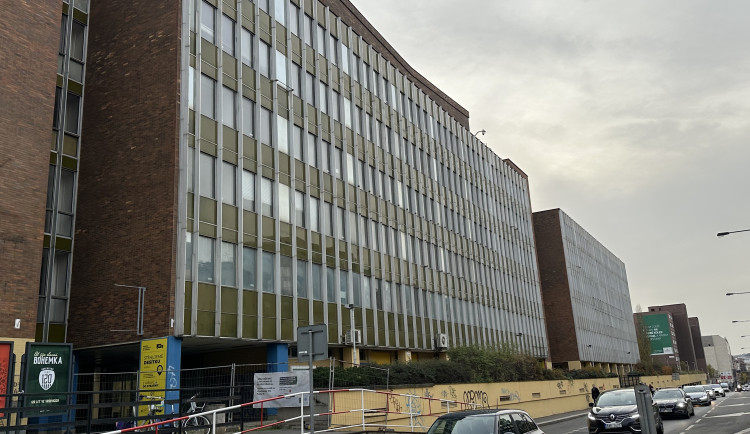 Zastupitelé schválili prodej bývalé radnice Prahy 10. Strategická chyba, říká Komrsková