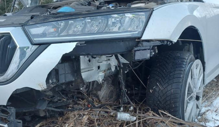 Řidička zřejmě usnula za volantem, vyjela ze silnice a škoda je čtvrt milionu. Foto: Se svolením Policie ČR