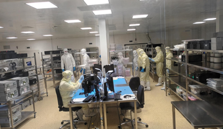 Prezident v kombinéze. Petr Pavel si v přerovské Meoptě prohlédl superčistou výrobu polovodičů