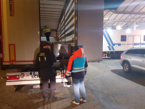 VIDEO: Mezi autodíly cestovalo osm nelegálních migrantů. Našli je celníci u Jihlavy