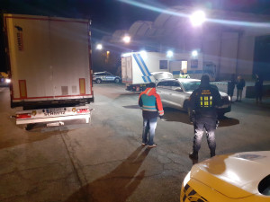 VIDEO: Mezi autodíly cestovalo osm nelegálních migrantů. Našli je celníci u Jihlavy