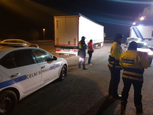 VIDEO: Mezi autodíly cestovalo osm nelegálních migrantů. Našli je celníci u Jihlavy