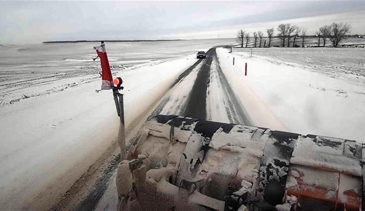 Strašák jménem ledovka. Jak s ní nakládají silničáři na Vysočině?