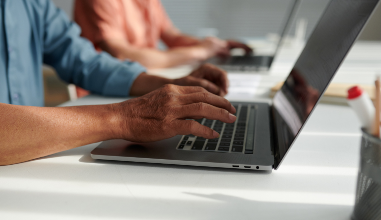 Žena chtěla pomoct pracovníkovi na ropné plošině. Přišla o více než sto tisíc