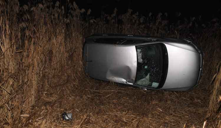 Chlapci z Brněnska si popili a vyrazili na projížďku bez řidičáku. Skončili v příkopě