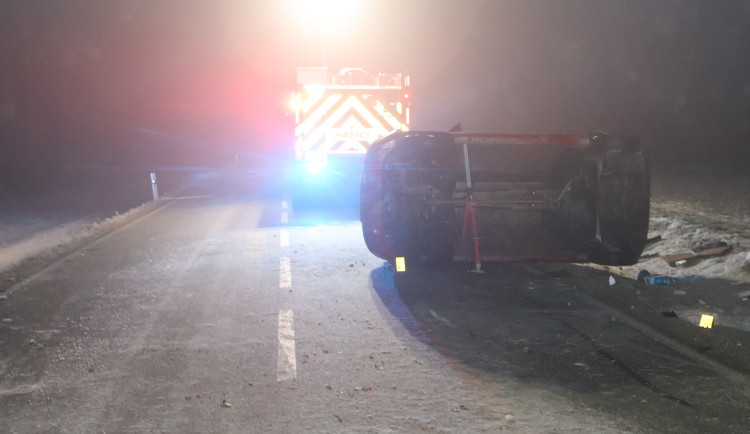 Řidič dostal na namrzající silnici u Nových Syrovic smyk a převrátil auto na bok. Foto: Se svolením Policie ČR