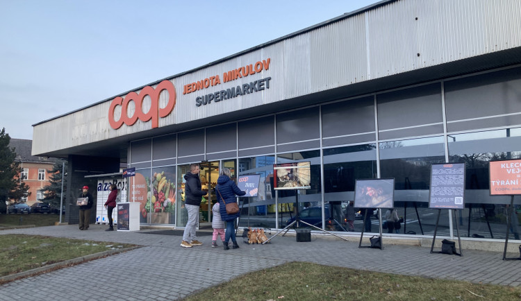 Klecová vejce vyvolala konflikt v Brně, vedoucí prodejny volala policii