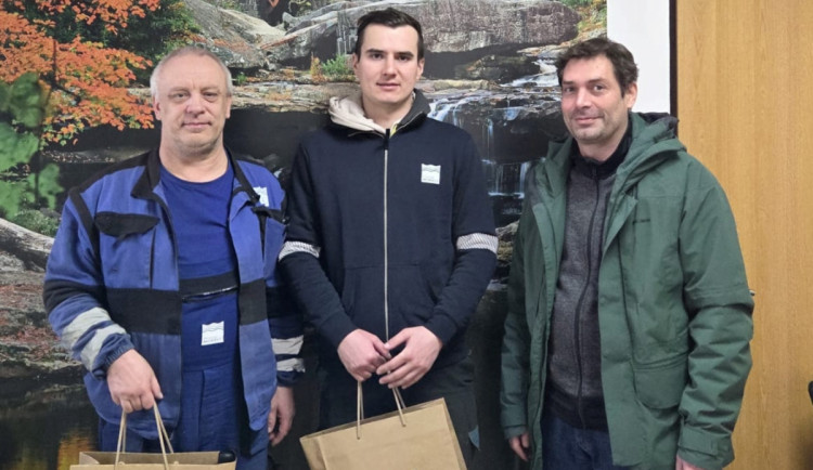 Vážná nehoda u Suché: Dva muži neváhali, auto vytáhli z rybníka a začali resuscitovat