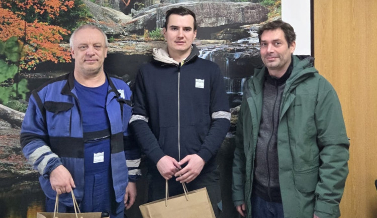 Vážná nehoda u Suché: Dva muži neváhali, auto vytáhli z rybníka a začali resuscitovat