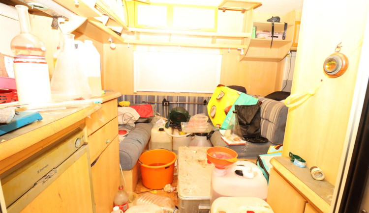 Razie na jihu Moravy. Celníci našli drogy, zakázané střelné pero i kradená elektrokola