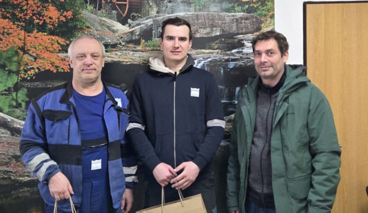 Vážná nehoda u Suché: Dva muži neváhali, auto vytáhli z rybníka a začali resuscitovat