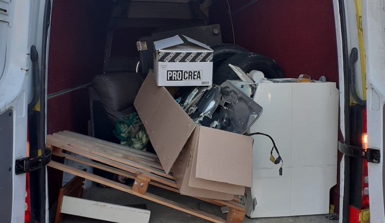 Liberečtí celníci mezi nábytkem v dodávce našli šest set kartónů cigaret