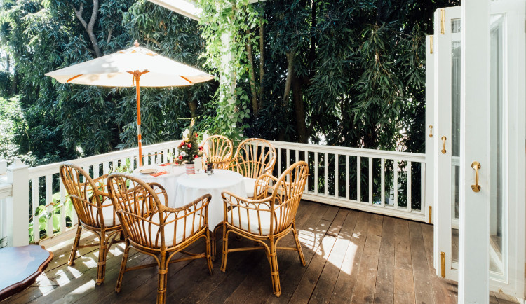 8 hotových nápadů na terasu – od malého balkonu až po velkou relaxační zónu