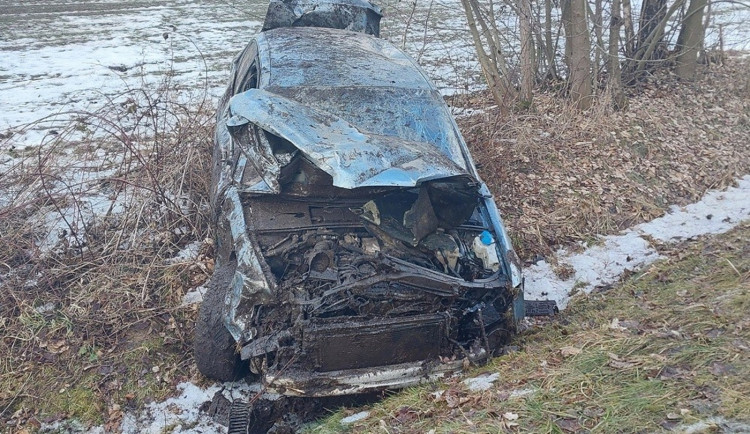 Audi se při nehodě přetočilo přes střechu. Řidič od nehody odešel, byl opilý. Foto: Se svolením Policie ČR