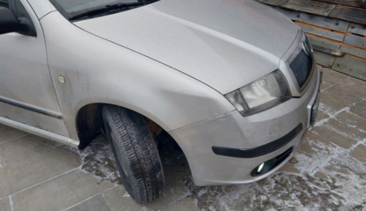 Muž ukradl dvě auta, se starou Škodou Fabia potom chtěl na dálnici ujet policistům