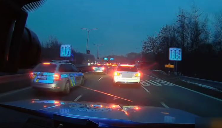 VIDEO: Policie dopadla kradené auto během pár minut, řidič odmítl test na alkohol i drogy