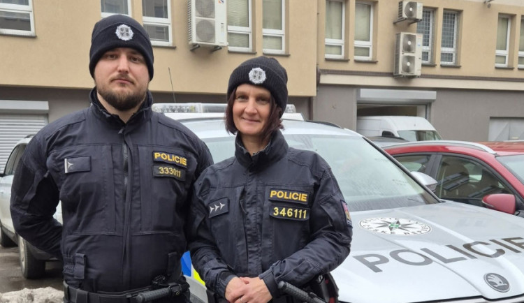 Ocenění policisté Adam Ujčík a Petra Vetchá. Foto: Se svolením Policie ČR