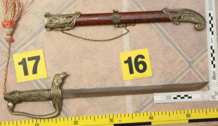 Vražda v Čelčicích. Muž vzal v hádce šavli zavěšenou na stěně a bodl partnerku