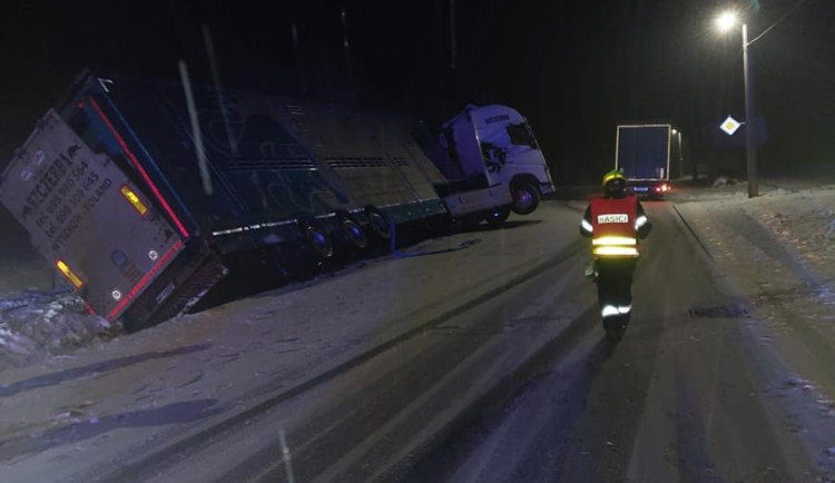 U Jívoví havaroval kamion převážející krávy. Čtyři z nich zřejmě nepřežijí. Foto: Se svolením Policie ČR