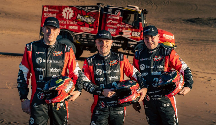 David Křípal (vlevo) závodí v posádce s Alešem Lopraisem a Jiřím Strossem. Foto: Se svolením Loprais Teamu