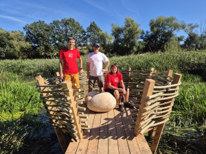 VIDEO: Netradiční teambuilding v Polné. Zaměstnanci vybudovali lávku i s hnízdem