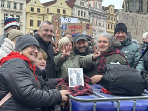 FOTO: Na Staromáku se scházejí stovky lidí na podporu prezidenta Petra Pavla