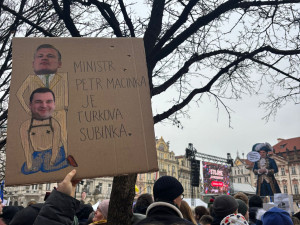 Na Staromáku se scházejí tisíce lidí na podporu prezidenta Petra Pavla