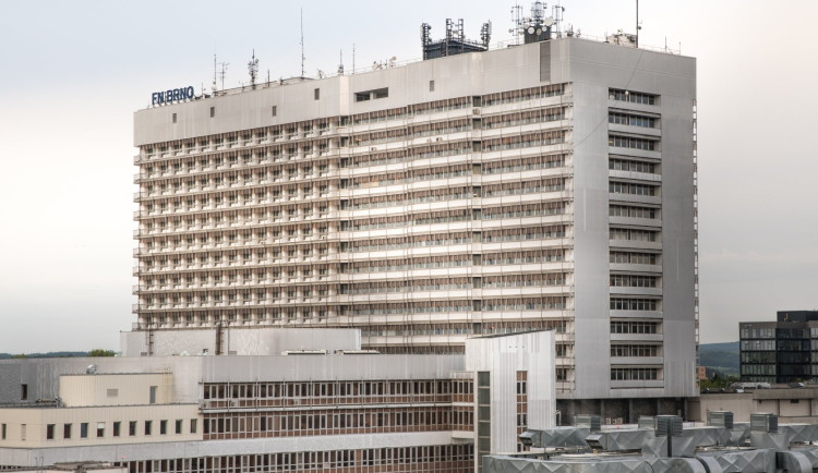 Otevřené protipožární dveře i kouření. Hasiče ve FN Brno překvapily bezpečnostní nedostatky