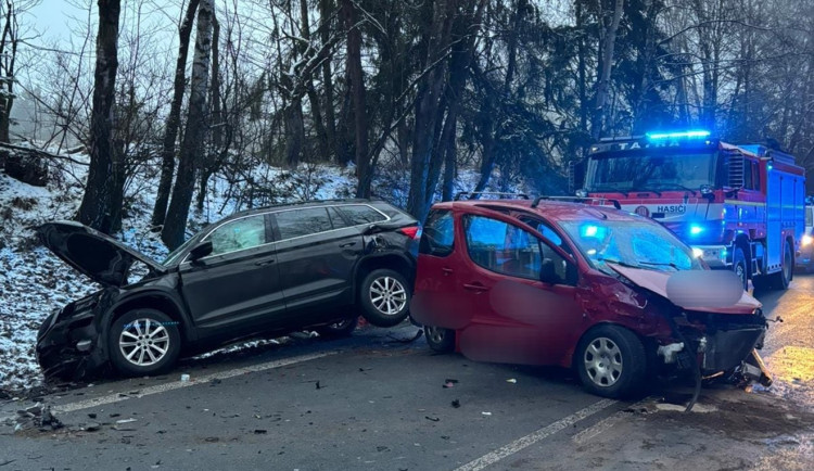 U Hosova došlo k nehodě čtyř aut, silnice je neprůjezdná. Foto: Se svolením Policie ČR