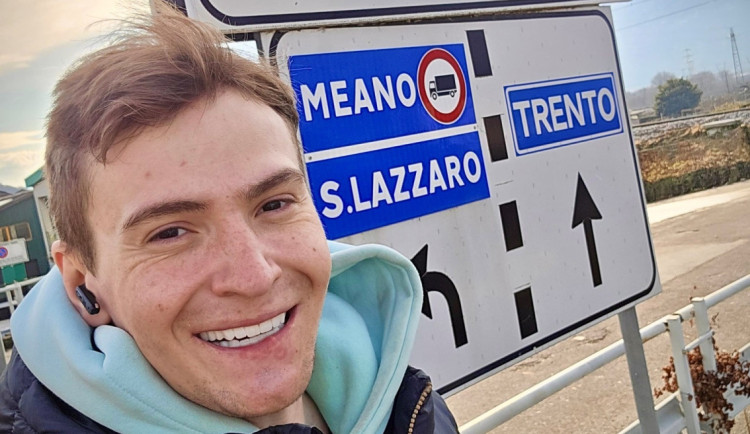 Z Třebíče do Milána pěšky na olympiádu. Nico je blízko cíle a lidé mu drží palce