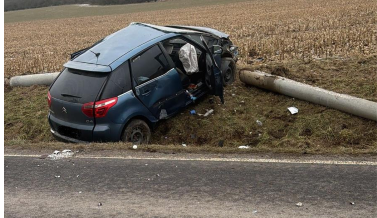 Tragická nehoda u Kestřan. Řidička zemřela po nárazu do sloupu elektrického vedení
