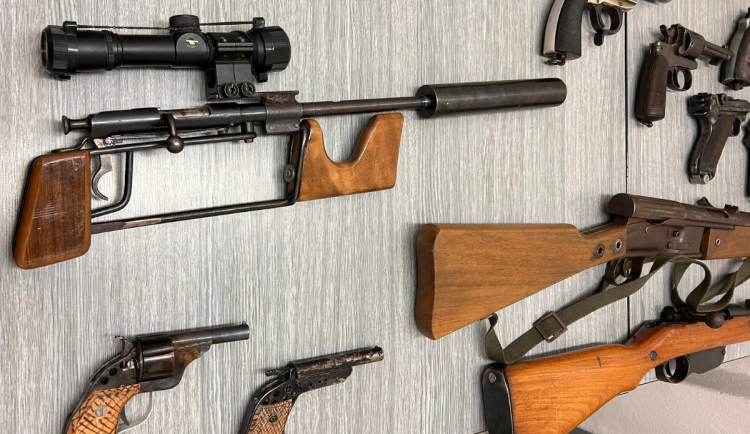 Zbraňová amnestie překvapuje, lidé odevzdali i dvě podomácku vyrobené pistole