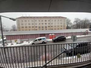 FOTO: Parkovací dům u policie je téměř hotový, silné mrazy dokončení zkomplikovaly